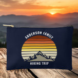 Custom Mountain Sunset Marine Blauw Wandelen Etui<br><div class="desc">Deze coole oranje  zonsondergang boven rotsachtige bergen in natuur maakt een groot afbeelding op een schattige retro marineblauwe cosmetische tas voor een bergwandeltocht of kampeervakantie voor een gezin dat graag buiten en de wildernis tijd doorbrengt.</div>