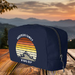 Custom Mountain Sunset Marine Blauw Wandelen Toilettasje<br><div class="desc">Deze coole oranje  zonsondergang boven rotsachtige bergen in natuur maakt een groot afbeelding op een schattige retro marineblauwe toilettas voor een bergwandeltocht of kampeervakantie voor een gezin dat houdt van om tijd buiten en de wildernis door te brengen.</div>