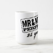 Custom Mr. en Mrs. bruiloft jubileum koffiemok (Center)