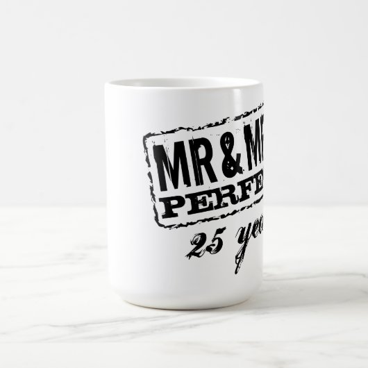 Custom Mr. en Mrs. bruiloft jubileum koffiemok (Center)