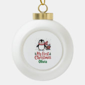 Custom Name Penguin First Christmas Design Keramische Bal Ornament (Voorkant)