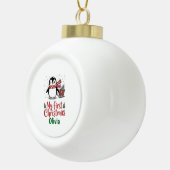 Custom Name Penguin First Christmas Design Keramische Bal Ornament (Rechts)