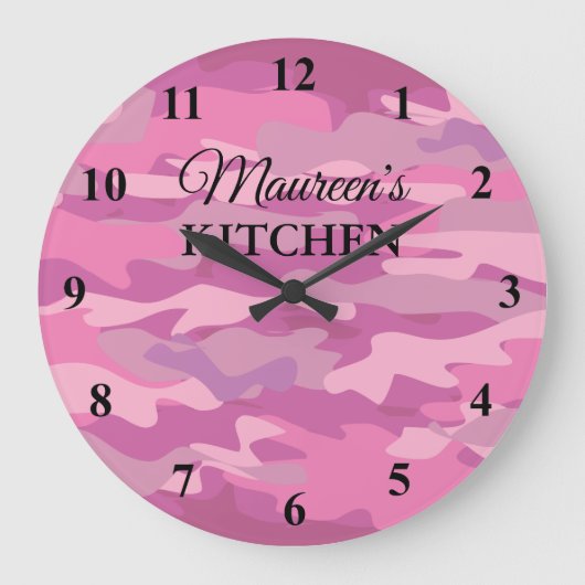 Custom name pink army camo kitchen wall clock grote klok (Voorkant)