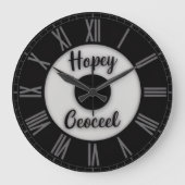 “Custom Name Roman Numeral – Modern Black Grote Klok (Voorkant)