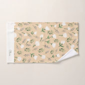 Custom Name Towels – White Floral on Vanilla Bad Handdoek (Handdoek)