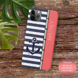 Custom Navy Donkerblauw Wit Blush Roze Strepen iPhone 15 Pro Max Case<br><div class="desc">Hedendaags scheepstanker op een klassiek blauw-wit streepjespatroon. Vertrek met nautisch touw, waardoor ruimte om te personaliseren of aan te passen met een naam, initialen, of monogram op een koraalrode achtergrond. Mooie, moderne en coole hoes voor de trendsnuffelende en kunstminnende hippe trendsetter, kunstzinnige motiefliefhebber die zijn telefoon wil beschermen tegen stof...</div>
