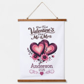 Custom Onze eerste Valentijnsdag Mr & Mrs. Hangend Wandkleed (Voorkant)