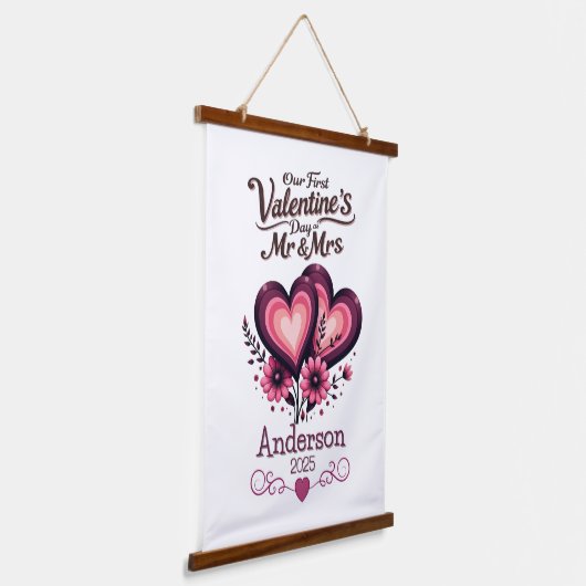 Custom Onze eerste Valentijnsdag Mr & Mrs. Hangend Wandkleed (Gebogen)