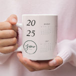 Custom Pastel Roze 2025 Kalender met Uw Logo Grote Koffiekop<br><div class="desc">Geniet van stijl terwijl u georganiseerd blijft met deze aangepaste pastelroze 2025 agenda mok met uw logo. Deze mok is ontworpen met een zacht pastelroze achtergrond en een strakke kalenderindeling en combineert elegantie en functionaliteit. De gepersonaliseerde logo is ideaal voor het promoten van uw merk of bedrijf en voegt een...</div>