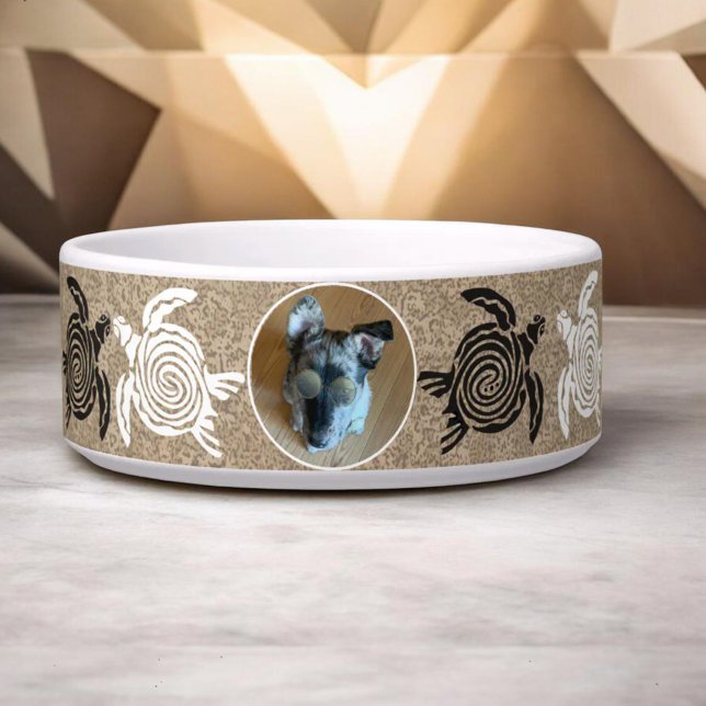 Custom Pet Photo Sandy Beach Turtles Voerbakje (Custom photo ceramic pet bowl with tribal art turtles around the outside of the bowl.)