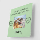 Custom Pet Tribute with Dates and Paw Prints Vierkante Klok (Hoek)