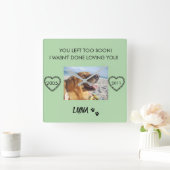 Custom Pet Tribute with Dates and Paw Prints Vierkante Klok (Huis)