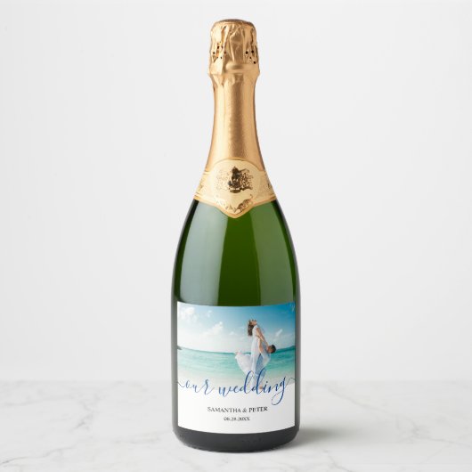 Custom Photo Modern Beach Wedding Sparkling Wijnetiket (Voorkant)