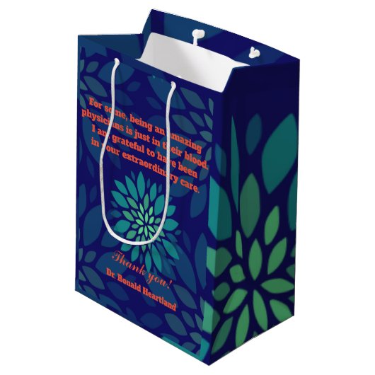 Custom Physician Dankuwel; w/ Doc. Naam en bericht Medium Cadeauzakje (Achterkant Gekanteld)