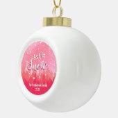 Custom Pink Snowy Forest Vrolijk kerstfeest Keramische Bal Ornament (Rechts)