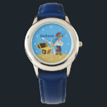 Custom Pirate Boy Horloge<br><div class="desc">Cool piraat kinder horloge met een boekanier met een zwaard naast een schatkist gevuld met goud op een strand met blauwe hemelachtergrond. Pas het polshorloge van deze coole jongen aan met de naam van je kind in het wit. Ahoy Matey.</div>