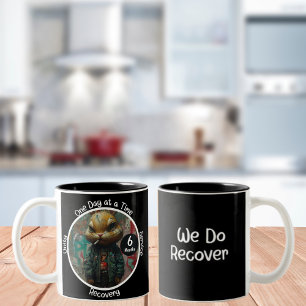 Custom Recovery Milestone Gift - Edgy Street Art Tweekleurige Koffiemok