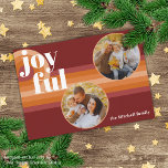 Custom Retro Abstract Waves Art Patroon Feestdagenkaart<br><div class="desc">Hedendaagse klassieke kerstvakantie seizoen wenskaart met licht en donkerrood, koraal en pastel perzik oranje gekleurd abstract patroon met echte gouden folie JOYFUL wenstekst. Met ruimte om aan te passen of te personaliseren met twee foto's, een familienaam (of individuele namen) op de voorkant en een aanpasbare groetboodschap voor het seizoen op...</div>