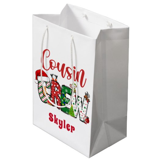 Custom Retro Cousin Crew Christmas Doodle Medium Cadeauzakje (Achterkant Gekanteld)