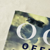 Custom Retro Funny OOO Summer Blue Sky Clouds Men  Strandlaken (In situ)