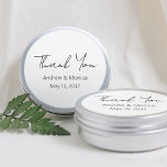 Custom Script Elegant Wedding Dank u Tin Box Ronde Sticker<br><div class="desc">Custom script elegante kalligrafie tin box dank u bruiloft gunsten stickers gepersonaliseerd met de namen van het pasgetrouwde paar en de trouwdatum. Blikken zijn niet inbegrepen, de prijs is alleen voor de etiketten. Ik raad aan om de 3" optie te gebruiken en de grote aluminium dozen te kopen. Geweldig als...</div>