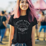 Custom Spring Break Summer Girlfriend Trip T-shirt<br><div class="desc">Omarm het chique minimalisme van de voorjaarsvakantie met dit gepersonaliseerde t-shirt dat het uitje van je meisjessquad viert! Vergeet de toeristische slogans en pronk met de verfijnde sfeer van uw team met een strakke, moderne logo met uw gekozen bestemming. Elke blik fluistert: "Lentevakantie goed gedaan. Personaliseer met je eigen voorjaarsvakantie...</div>