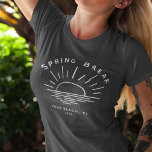 Custom Spring Break Summer Girlfriend Trip T-shirt<br><div class="desc">Omarm het chique minimalisme van de voorjaarsvakantie met dit gepersonaliseerde t-shirt dat het uitje van je meisjessquad viert! Vergeet de toeristische slogans en pronk met de verfijnde sfeer van uw team met een strakke, moderne logo met uw gekozen bestemming. Elke blik fluistert: "Lentevakantie goed gedaan. Personaliseer met je eigen voorjaarsvakantie...</div>