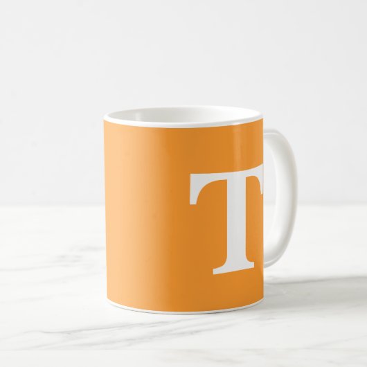 Custom stijlvol sinaasappel solide modern monogram koffiemok (Voorkant rechts)