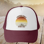 Custom Sunset Mountain Family Reunion  Trucker Pet<br><div class="desc">Deze coole oranje  zonsondergang boven rotsachtige bergen in de natuur maakt een geweldig afbeelding op een schattig pet voor een familiehereniging,  een reis over de weg of een zomervakantie. Herinneer je vakantieweek met een leuk pet met je eigen achternaam en het jaar.</div>