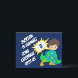 Custom Superheld Action Hero Kids Birthday Party Kaart<br><div class="desc">Koel de uitnodigingen van de douane superheld verjaardagsfeest met de naam van je kind erop. Gepersonaliseerde kleine jongetje-verjaardag nodigt groen en blauw uit voor een actiedeld. Pas in de actiebel voor een stripboek stijlbas aan voor een actieheld.</div>