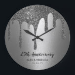 Custom Text Silver Drips 25th Wedding Jubileum Grote Klok<br><div class="desc">Speciale tekst Zilveren Stapt 25e Wandsluiting Jubileum</div>