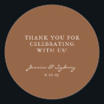 Custom Warm Bruin Rustiek Dank u bruiloft Ronde Sticker<br><div class="desc">Deze ronde dankjewel-sticker combineert tijdloze eenvoud met persoonlijke warmte, met klassieke serif-tekst voor de hoofdboodschap en elegant script voor namen en datum. De rijke bruine achtergrond voegt een gezellig, geaard gevoel toe, perfect voor moderne rustieke, aardekleurige of minimalistische trouwthema's. Deze sticker is ideaal voor het verzegelen van voordeeltassen, enveloppen of...</div>
