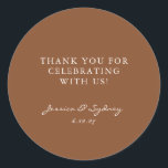 Custom Warm Bruin Rustiek Dank u bruiloft Ronde Sticker<br><div class="desc">Deze ronde dankjewel-sticker combineert tijdloze eenvoud met persoonlijke warmte, met klassieke serif-tekst voor de hoofdboodschap en elegant script voor namen en datum. De rijke bruine achtergrond voegt een gezellig, geaard gevoel toe, perfect voor moderne rustieke, aardekleurige of minimalistische trouwthema's. Deze sticker is ideaal voor het verzegelen van voordeeltassen, enveloppen of...</div>