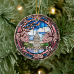 Custom Washington DC Dated Cherry Blossom Keramisch Ornament<br><div class="desc">Schattige faux gebrandschilderd glas Washington DC roze lente kersenbloesem scene,  personaliseerbaar Date reissouvenir. Geweldig voor Kerstmis en familie vakantie aandenken,  of huwelijksreis cadeau. Maatwerk: Verander onderschrift en jaar om het uniek te maken.</div>