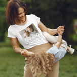 Custom We houden van je mama foto T-shirt<br><div class="desc">Gepersonaliseerd mams t-shirt met een waardevolle familiefoto van de kinderen,  een schattige hartbekleding,  het gezegde "we houden van je mama" en de kinder namen.</div>