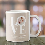 Custom We Love You Papa Foto Vaderdag Koffiemok<br><div class="desc">Deze We Love You Dad Photo Mok is versierd met het woord LOVE in witte typografie op een beige achtergrond. Gemakkelijk aan te passen met uw foto en naam. Maakt een geweldig Vaderdag cadeau.</div>