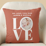 Custom We Love You Papa Foto Vaderdag Kussen<br><div class="desc">Deze We Love You Dad Photo Pillow is versierd met het woord LOVE in witte typografie op een roestachtergrond. Gemakkelijk aan te passen met uw foto en naam. Maakt een geweldig Vaderdag cadeau.</div>