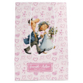 Custom Wedding Gift Bag Quirky Cartoon Passen getr Medium Cadeauzakje (Achterkant)