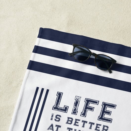Custom White Navy Blue Life is beter bij het meer Strandlaken (In situ)