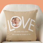 Custom Wij houden van je pap foto Kussen<br><div class="desc">Dit is "We houden van je vader!" Fotokussen is versierd met het woord LOVE in witte typografie op een geelbruine achtergrond. Gemakkelijk aan te passen met uw foto en naam. Perfect als een Vaderdag cadeau.</div>