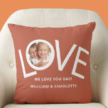 Custom Wij houden van je pap foto Kussen<br><div class="desc">Dit is "We houden van je vader!" Fotokussen is versierd met het woord LOVE in witte typografie op een roestachtergrond. Gemakkelijk aan te passen met uw foto en naam. Perfect als een Vaderdag cadeau.</div>