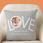 Custom Wij houden van je papa Foto Grijs Kussen<br><div class="desc">Dit is "We houden van je vader!" Fotokussen is versierd met het woord LOVE in witte typografie op een grijze achtergrond. Gemakkelijk aan te passen met uw foto en naam. Perfect als een Vaderdag cadeau.</div>