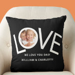 Custom Wij houden van je papa foto zwart Kussen<br><div class="desc">Dit is "We houden van je vader!" Fotokussen is versierd met het woord LOVE in witte typografie op een zwarte achtergrond. Gemakkelijk aan te passen met uw foto en naam. Perfect als een Vaderdag cadeau.</div>