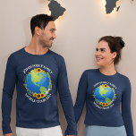 Custom World Tour Earth Flowers Trip met lange mou T-shirt<br><div class="desc">Pas deze geweldige wereld tour lange mouw t-shirts aan voor een touring band of familie vakantie road trip. De planeet is verpakt in een prachtige bloemenkrans van zonnebloemen en wijnstokken. Schattigee custom reizen t - shirts met lange mouwen om de aarde te verkennen.</div>