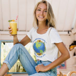 Custom World Tour Earth in Zonnebloemen Schattige  T-shirt<br><div class="desc">Pas deze geweldige wereld tour dames t-shirts aan voor een tourband of familie vakantie road trip. De planeet is verpakt in een prachtige bloemenkrans van zonnebloemen en wijnstokken. Schattigee t - shirts op maat om de aarde te verkennen.</div>