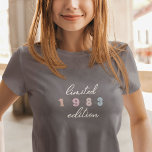 Custom Year  40th Birthday Limited Edition T-shirt<br><div class="desc">Het T-shirt van het Custom Year 40th Birthday Limited Edition is de perfecte manier om een mijlpaal in stijl te vieren. Deze beperkte uitgave T-shirt kenmerkt een klassiek en tijdloos manuscriptontwerp, met een gewaagd en prominent jaar van uw keus die op de voorzijde in groovy boho brieven wordt getoond. Of...</div>
