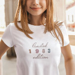 Custom Year  40th Birthday Limited Edition T-shirt<br><div class="desc">Het T-shirt van het Custom Year 40th Birthday Limited Edition is de perfecte manier om een mijlpaal in stijl te vieren. Deze beperkte uitgave T-shirt kenmerkt een klassiek en tijdloos manuscriptontwerp, met een gewaagd en prominent jaar van uw keus die op de voorzijde in groovy boho brieven wordt getoond. Of...</div>