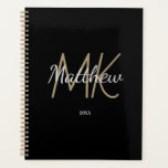 Custom Zwart Goud Monogram Initiaal Naam Minimalis Planner<br><div class="desc">Personaliseer en voeg jouw naam,  monogram initialen,  en jaar toe. (Elk jaar) Gouden en witte letters. De naam is geschreven met een handgeschreven stylescript.</div>