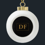 Custom zwart met gouden Initialen Keramische Bal Ornament<br><div class="desc">Voeg een vleugje gepersonaliseerde elegantie toe aan uw vakantiedecor met dit "Custom Black With Gold Initialen Christmas Ornament". Dit ornament heeft een zwart ontwerp met gouden initialen, waardoor het een opvallend stuk op je boom is. Pas het aan met je initialen of die van een geliefde, waardoor een gekoesterde aandenken...</div>