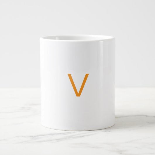 Customised letter V mug Grote Koffiekop (Voorkant)